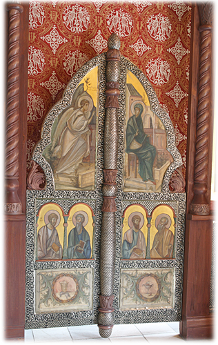 Царские врата Успенский придел Пущинского храма