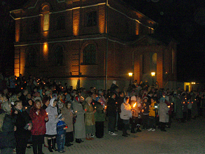 Пасхальное богослужение в Пущинском храме 2011